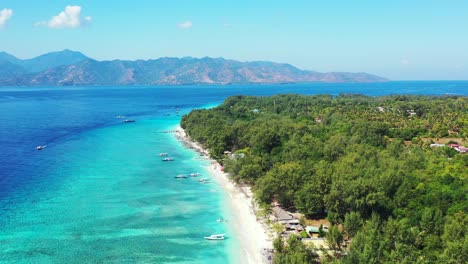 Isla-Tropical-Paradisíaca-Con-Vegetación-Exuberante-Y-Playa-De-Arena-Blanca-Bañada-Por-Un-Mar-Azul-Turquesa-En-Gili,-Indonesia