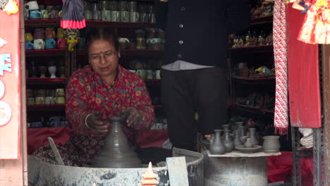 Kathmandu,-Nepal---16.-November-2019:-Eine-Frau,-Die-Ein-Töpferstück-Auf-Einer-Töpferscheibe-Herstellt