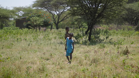Zwei-Einheimische-Kinder-Posieren-Lächelnd-Für-Die-Kamera-Im-Freien-In-Ziway,-Äthiopien
