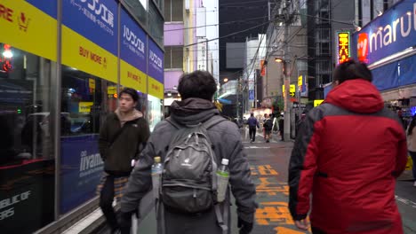Pov-Caminando-Por-La-Calle-Trasera-De-Akihabara,-Tokio