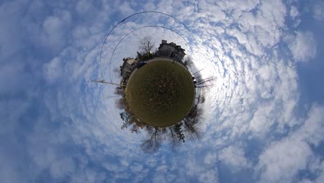 Zeitraffer-Eines-Winzigen-Planeten-Mit-Wolken-In-Einem-Stadtpark