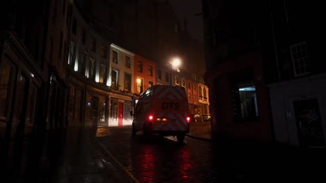 Van-driving-on-Victoria-Street-in-Edinburgh-on-a-foggy-quiet-night