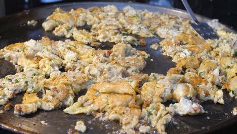 Koch-Kocht-Omelette-Mit-Gebratenen-Muscheln-Auf-Heißer-Pfanne