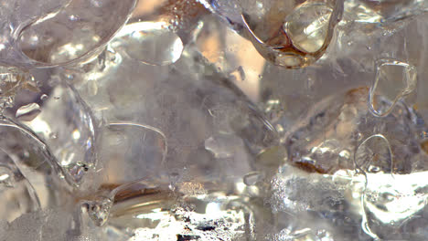 Glas-Voller-Eiswürfel,-Die-Nach-Und-Nach-Mit-Eistee-Gefüllt-Werden