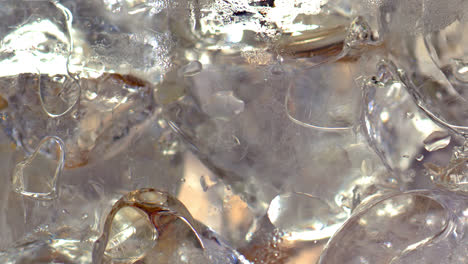 Glas-Voller-Eiswürfel,-Die-Nach-Und-Nach-Mit-Bier-Gefüllt-Werden
