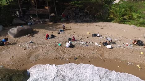 Leute,-Die-Müll-Am-Strand-Sammeln,-Wellenvordergrund-1080-Hd-Asien,-Thailand-Gefilmt-Mit-Sony-Ax700