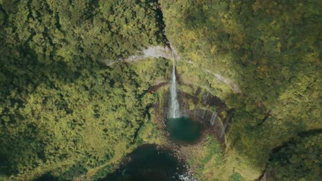 4k-Wasserfall-Aus-Der-Luft,-Der-In-Einem-Natürlichen-Pool-Drohnen-Overhead-Shot-Endet