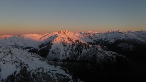 Impresionante-Vista-De-Las-Montañas-En-La-Mañana-Cerca-De-Whistler,-BC