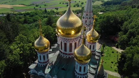 Onion-shaped-Gold-plated-Domes-Of-Shipka-Memorial-Church-In-Shipka,-Bulgaria