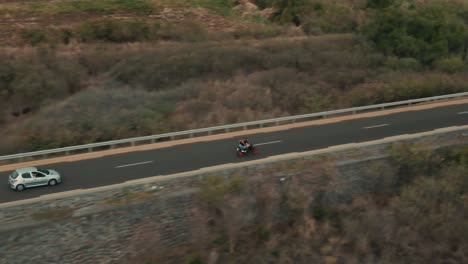 Motocicleta-Aérea-4k-En-Carretera-Costera