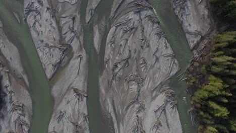 Hermosos-Patrones-En-Un-Río-De-Glaciares-En-Pemberton-Columbia-Británica