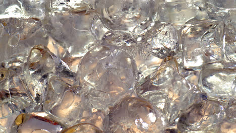 Glas-Voller-Eiswürfel,-Die-Nach-Und-Nach-Mit-Apfelwein-4k-Gefüllt-Werden