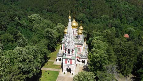 Vista-Aérea-De-La-Iglesia-Conmemorativa-De-Shipka-En-Bulgaria-En-Estilo-Moscovita