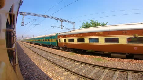 Zugfenster,-Das-Sich-Während-Der-Langstreckenzugfahrt-Aus-Der-Sicht-Herauslehnt,-Indische-Eisenbahnen