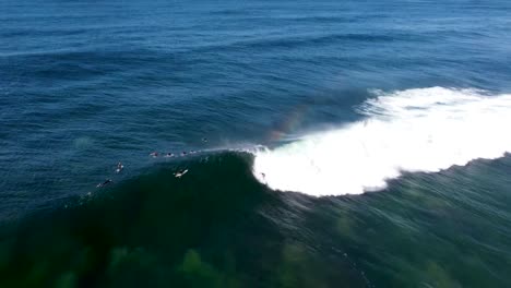 Drohnen-Videoaufnahme-Aus-Der-Luft-Eines-Surfers,-Der-Auf-Einer-Großen-Welle-Im-Pazifischen-Ozean-Reitet,-Wamberal-Central-Coast,-NSW,-Australien-3840x2160-4k