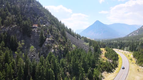 Markante-Rote-Lodge-Montana-Gateway-Yellowstone-National-Park-Antenne