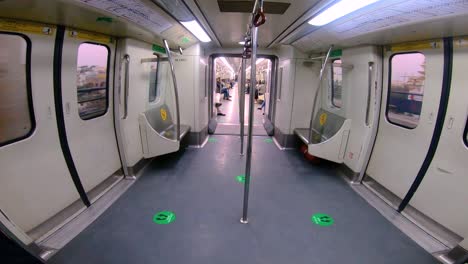 Ein-Weitschuss-In-Einem-U-Bahn-Wagen-4