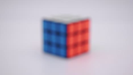 Gelöster-Rubiks-Würfel-Auf-Einem-Sauberen-Weißen-Hintergrund,-Der-Unscharf-Wird