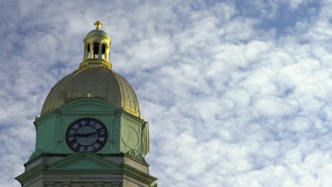 Cloud-time-lapse-of-courthouse-dome-in-Huntington,-West-Virginia
