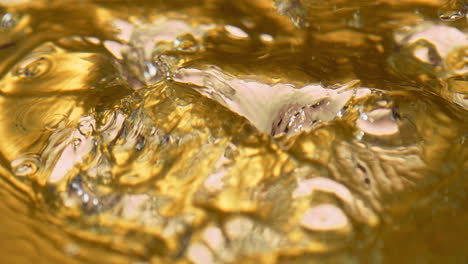 Boiling-liquid-gold-with-ice-cubes-3