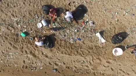 Leute,-Die-Müll-Am-Strand-Sammeln-Kamera-Zeigen-Nach-Unten-Dolly-Rechts-Mid-Shoot1080-Hd-Asien,-Thailand-Gefilmt-Mit-Sony-Ax700