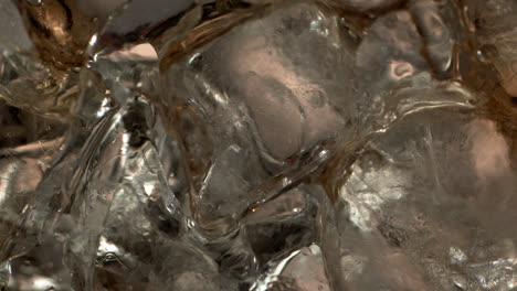 Leckere-Flüssigkeit-Läuft-In-1000-Fps-Zeitlupe-über-Das-Eis-Ins-Cocktailglas