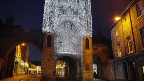 Stadtmauer-Der-Mittelalterlichen-Stadt-Beleuchtet-Nachts-Mit-Feenlichtern-In-Der-Historischen-Stadt-York