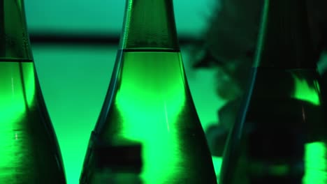 Langsamer-Schwenk-über-Grün-Beleuchtete-Sake-Flaschen-Im-Japanischen-Restaurant