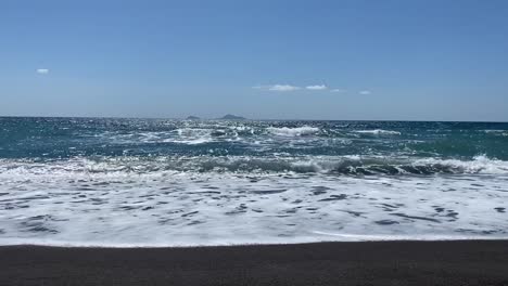 Hermosa-Playa-De-Arena-Negra-Vichada-En-Santorini,-Grecia-En-Un-Día-Soleado