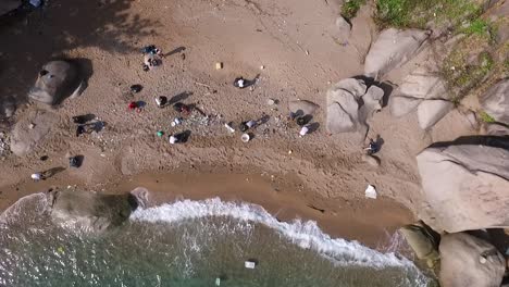 Leute,-Die-Müll-Am-Strand-Sammeln-Kamera-Zeigen-Nach-Unten-Stetig-Schießen-1080-Hd-Asien,-Thailand-Gefilmt-Mit-Sony-Ax700