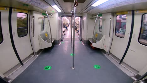 Ein-Weitschuss-In-Einem-U-Bahn-Wagen-1