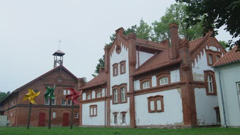 Antigua-Casa-De-Sirvientes-En-Hugo-Scheu-Manor-En-Silute,-Lituania
