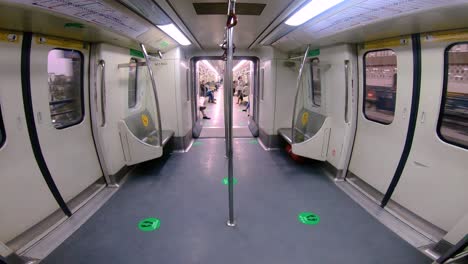 Una-Toma-Amplia-Dentro-De-Un-Vagón-De-Metro-2