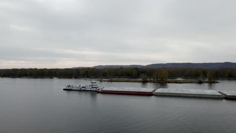 Barge-on-the-Mississippi-River-8