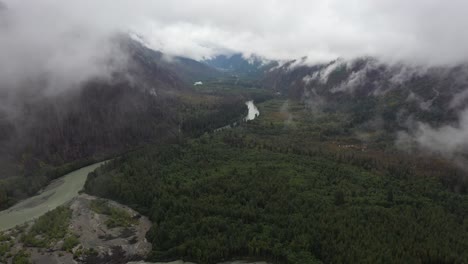 Impresionante-Vista-Aérea-Del-Río-Elaho-En-Un-Día-De-Otoño,-Squamish-Bc,-Canadá