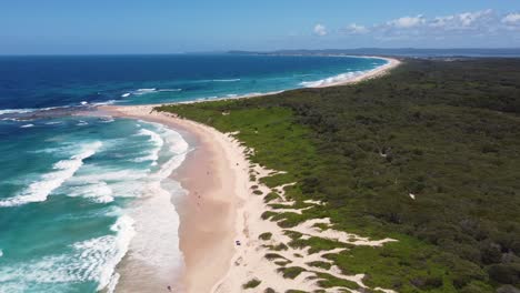 Drohne-Luftsoldaten-Strand-Buschland-Und-Küste-Kristallklarer-Schöner-Strand-Riff-Pazifik-Zentralküste-NSW-Australien-4k