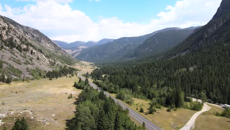 Unglaublich-Atemberaubende-Red-Lodge-Montana-Woods-America-Antenne