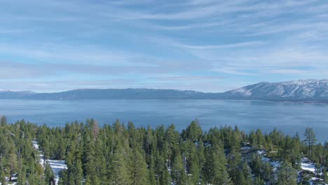 Schwenk-über-South-Lake-Tahoe-Mit-Heavenly-Im-Hintergrund