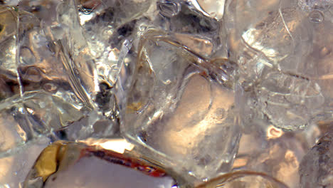Ein-Glas-Voller-Eiswürfel,-Das-Nach-Und-Nach-Mit-Limonade-Gefüllt-Wird