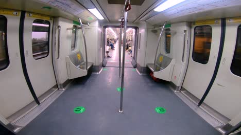 Ein-Weitschuss-In-Einem-U-Bahn-Wagen-3