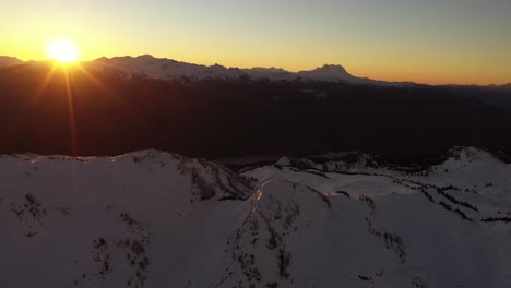 Beautiful-sunrise-over-the-South-coast-mountains-of-British-Columbia,-Canada