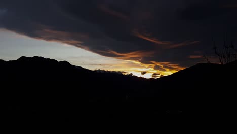 Cielo-Ardiente-Del-Atardecer-Sobre-La-Montaña-En-Silueta---Vista-Impresionante---Lapso-De-Tiempo