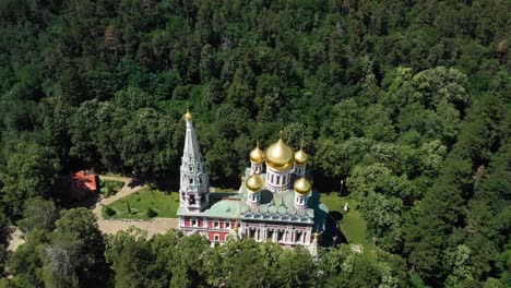 Templo-Conmemorativo-Del-Nacimiento-De-Cristo,-Iglesia-Conmemorativa-De-Shipka-Por-Bosque-Verde-En-Bulgaria
