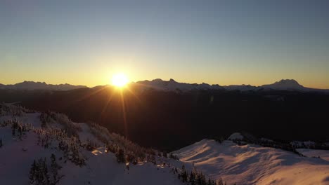 Sunrise-over-the-South-coast-mountains-of-British-Columbia,-Canada