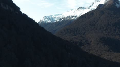 Drohnenenthüllung-Riesiger-Schneebedeckter-Berge