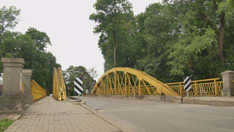 Silute-Gelbe-Brücke-über-Den-Fluss-Sysa