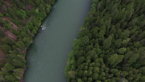 Aufschlussreiche-Aufnahme-Eines-Flusses-Im-Hinterland-Von-British-Columbia