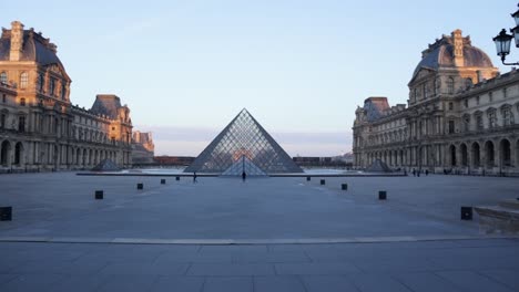 Louvre-Museum-Außerhalb-Des-Hofes-Langsame-Dolly-In-Weitwinkelaufnahme-Mit-Zwei-Personen-Im-Rahmen-Am-Frühen-Morgen
