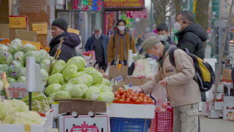 Fußgänger-Mit-Gesichtsmasken-Beim-Einkaufen-Von-Obst-Und-Gemüse-In-Chinatown