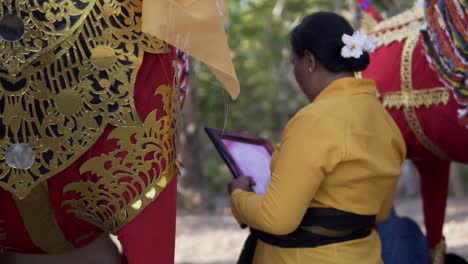 Frau,-Die-Sich-Das-Foto-Eines-Toten-Familienmitglieds-In-Einer-Traditionellen-Balinesischen-Trauerzeremonie-Ansieht
